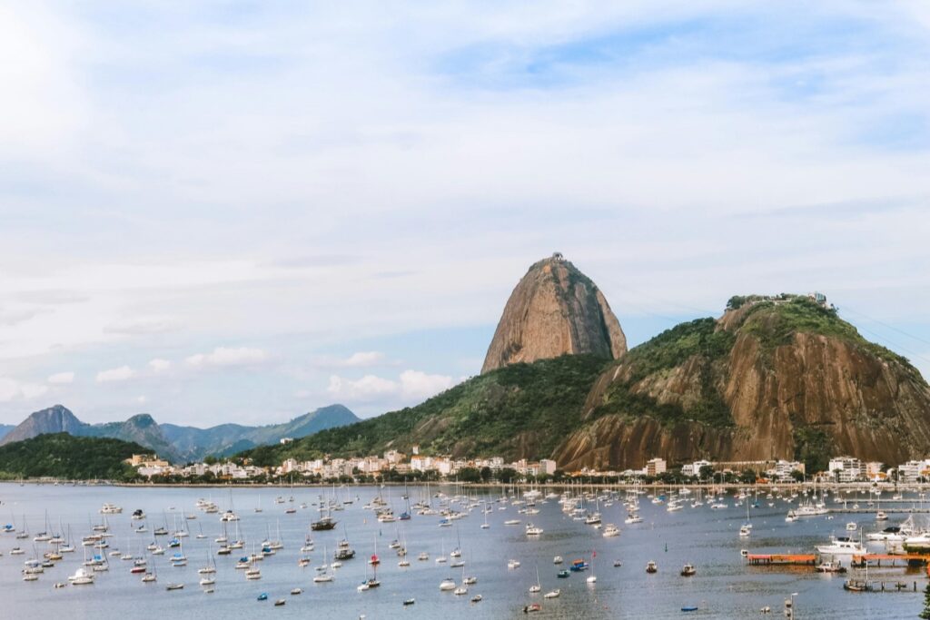 Esta foto mostra a icônica Pedra do Sugarloaf em Rio de Janeiro, Brasil, com muitas embarcações flutuando na baía. É um cenário impressionante que representa a beleza natural do país. Para aqueles interessados em Marketing B2B no Brasil, não se esqueçam de seguir o LinkedIn Brasil Dicas Essenciais para um Marketing B2B de Sucesso, onde podem encontrar muitas informações valiosas.