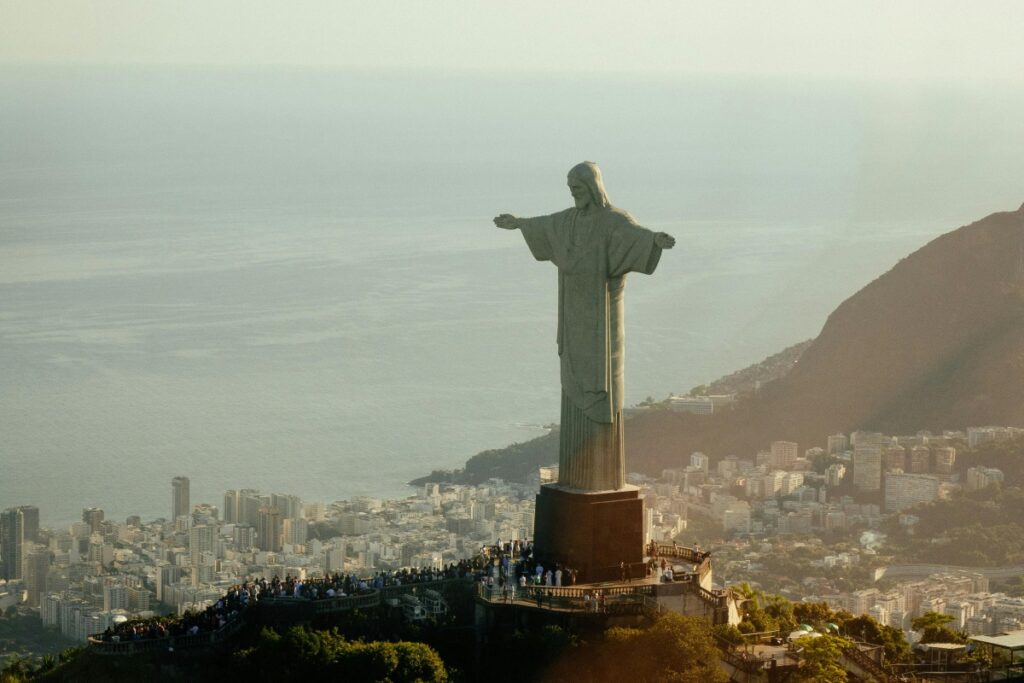 Esta imagem mostra o icônico Cristo Redentor em seu pedestal, com os braços abertos, dominando a paisagem de Rio de Janeiro. Embaixo, uma multidão de visitantes ocupa a área ao redor da estátua, e no fundo, a cidade se estende até o mar. No contexto de "Twitter Brasil Como Usar Hashtags para Aumentar o Engajamento", se sua marca está relacionada ao turismo, cultura ou arte no Brasil, é possível compartilhar imagens desse símbolo tão representativo do país. Use hashtags como #CristoRedentor, #RioDeJaneiro e #TurismoBrasil para aumentar a visibilidade do seu tweet. Isso pode ajudar a alcançar um público mais amplo interessado nas atrações brasileiras e a aumentar o engajamento nas suas publicações.
