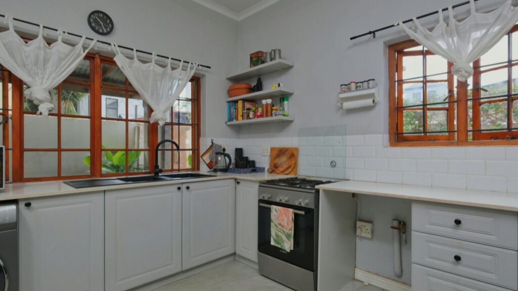 Cozinha moderna e luminosa com janelas abertas e decoração simples."Como Ganhar Dinheiro no Bigo Live",uma dica útil para monetizar seu conteúdo.