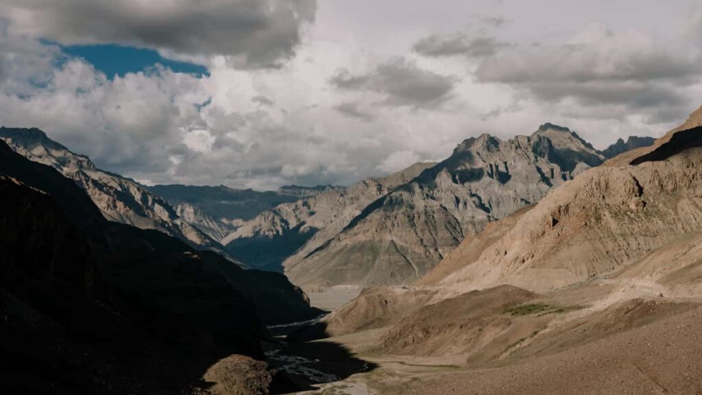 Guia pratico para criadores brasileiros alcancarem marcas da Eslovenia no Douyin e conseguir cobertura de eventos com tags de patrocinador.