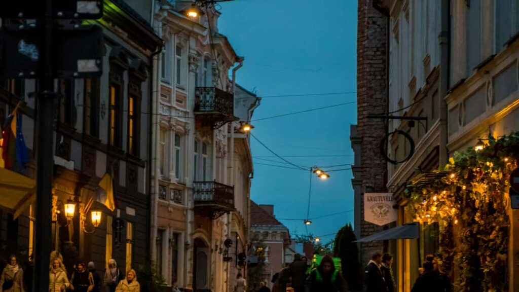 Guia pratico para anunciantes brasileiros encontrarem creators da Austria Line para testar novos conceitos de produto, com taticas, plataformas e checklist operacional.