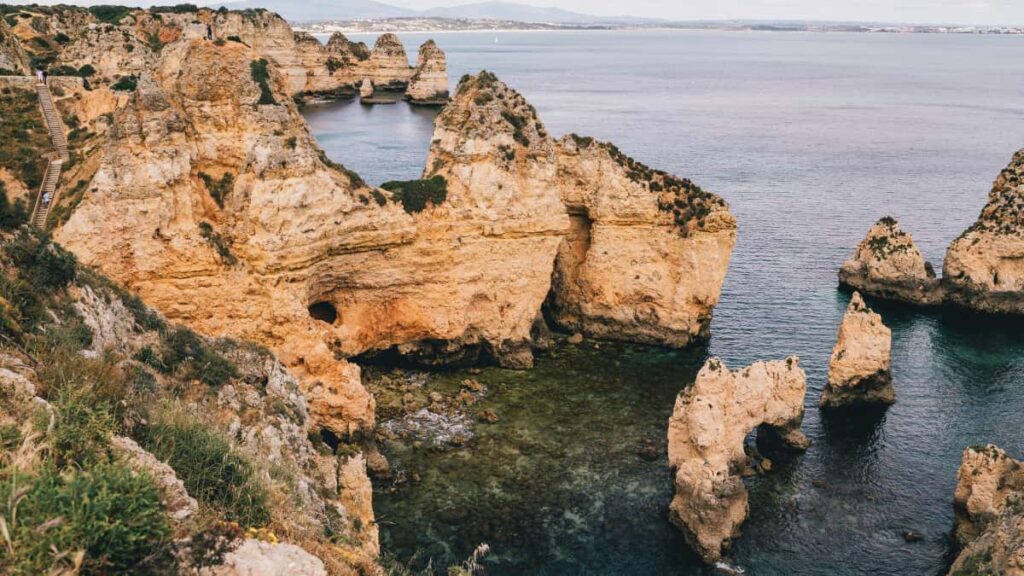 Guia pratico para anunciantes brasileiros encontrarem creators no LINE e promoverem tours locais na Australia, com dados, taticas e checklist operacional.