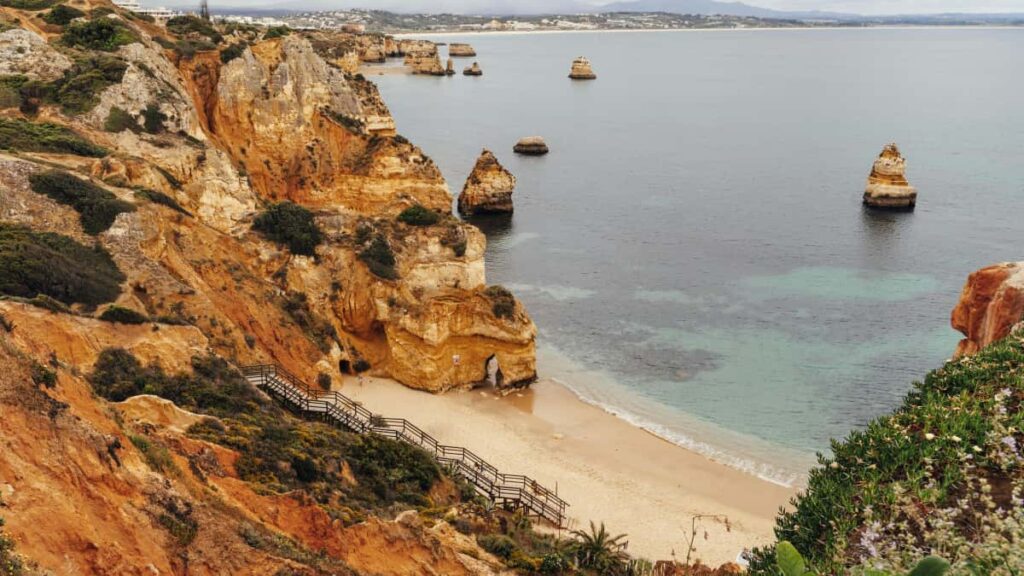 Guia pratico para creators brasileiros alcancarem marcas do Bahrain no Chingari, usando ferramentas patrocinadas, parcerias locais e taticas de prospeccao.