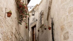 Guia pratico para creators brasileiros que querem prospectar marcas na Espanha via OnlyFans e transformar interesse em inscricoes pagas para cursos online.