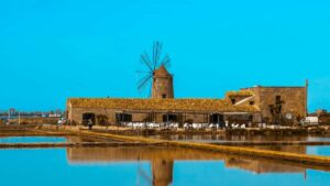 Guia pratico para creators brasileiros alcancarem e negociar samples gratis com marcas da Estonia no Bilibili, com taticas, riscos e exemplo de mensagem.