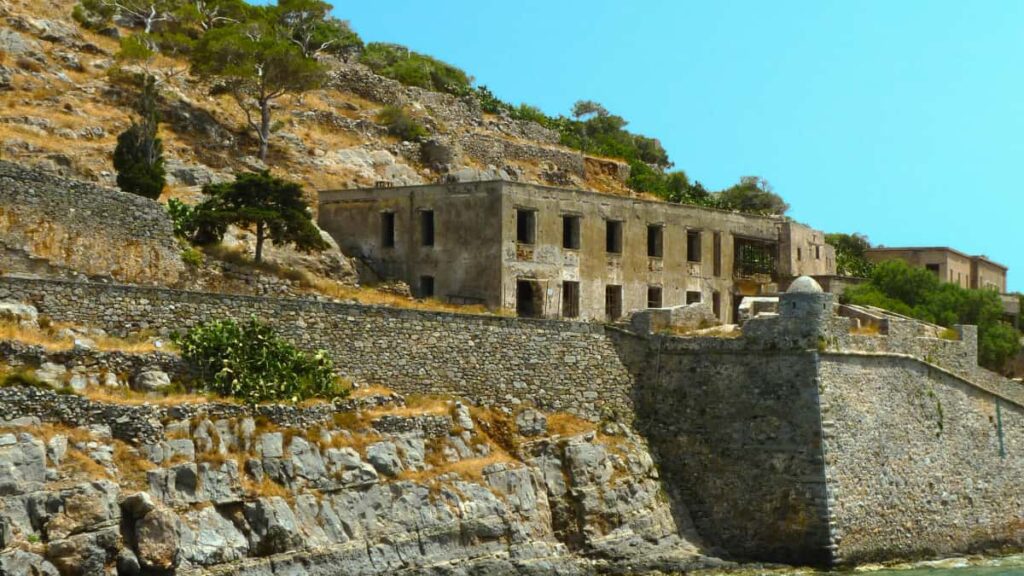 Guia pratico para criadores brasileiros alcancarem marcas tunisianas no Roposo e conseguir amostras gratis, com taticas reais, exemplos e checklist.