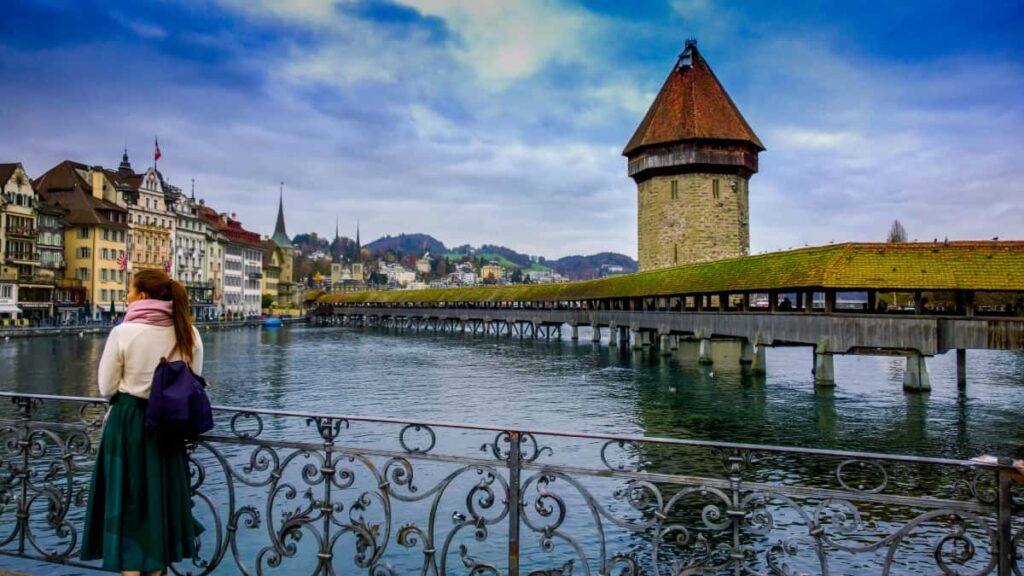 Guia pratico para criadores do Brasil que querem contactar marcas do Bahrain no Etsy e organizar giveaways de chaves de jogos. Estrategias, abordagem cultural e checklist operacional.