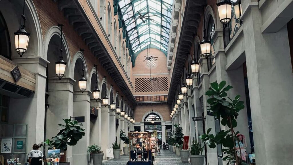 Guia pratico para creators brasileiros alcancarem marcas sauditas no Twitch e negociar reviews de beleza e skincare, com insights sobre AR, chatbots e tendencias locais.