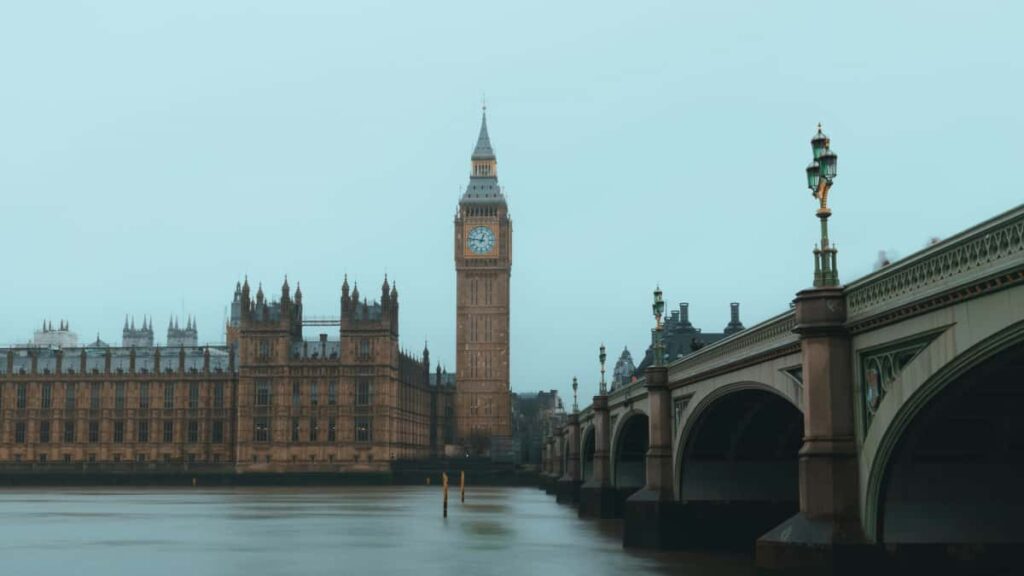 Guia pratico para anunciantes brasileiros encontrarem criadores colombianos no Threads, com taticas, ferramentas e checklist de campanha.