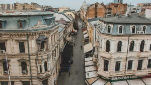 Guia pratico para anunciantes no Brasil encontrarem criadores libaneses no SoundCloud e rodarem campanhas de giveaway eficientes, com taticas locais, ferramentas e checklist.